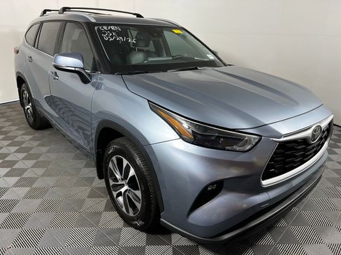 Certified 2024 Toyota Highlander XLE FWD image 3