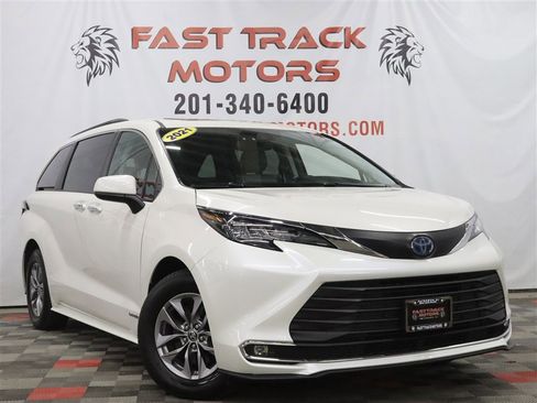 Used 2021 Toyota Sienna XLE w/ XLE Plus Package AWD/4WD image 3