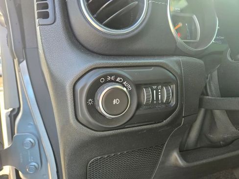 Used 2019 Jeep Wrangler Unlimited Sahara image 14