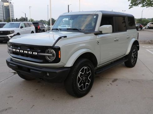 Used 2024 Ford Bronco Outer Banks AWD/4WD image 3