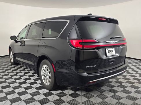 Used 2024 Chrysler Pacifica Touring-L image 5
