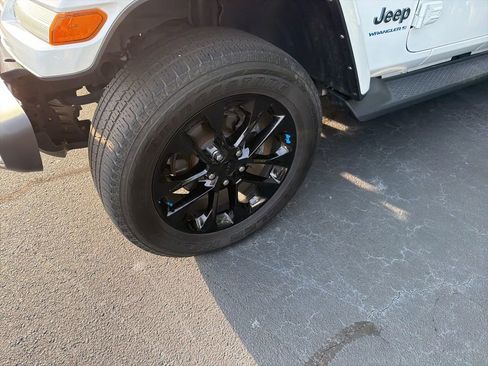 Used 2023 Jeep Wrangler Unlimited Sahara image 4