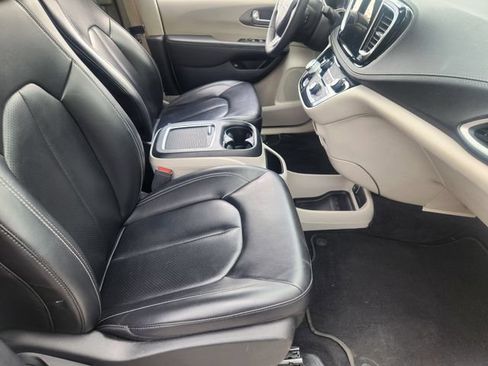 Used 2023 Chrysler Pacifica Touring-L FWD image 11