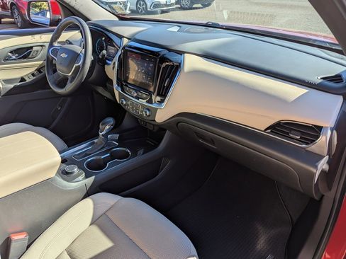 Used 2022 Chevrolet Traverse LT image 40