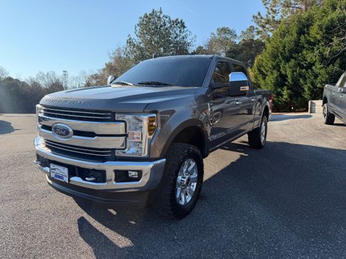 Used 2019 Ford F250 Lariat w/ Chrome Package image 1