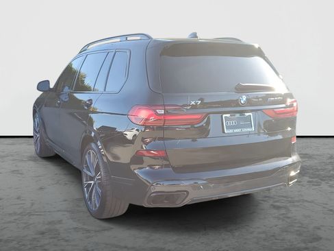 Used 2021 BMW X7 M50i image 4