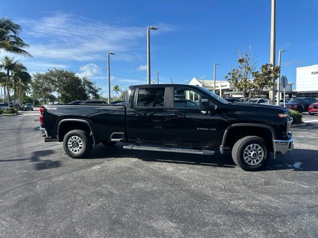 Used 2025 Chevrolet Silverado 2500 LT w/ Safety Package AWD/4WD image 4