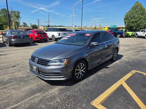 Used 2017 Volkswagen Jetta SE FWD image 3
