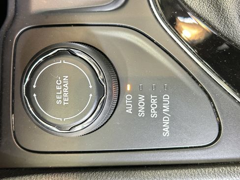 Used 2020 Jeep Cherokee Limited AWD/4WD image 31