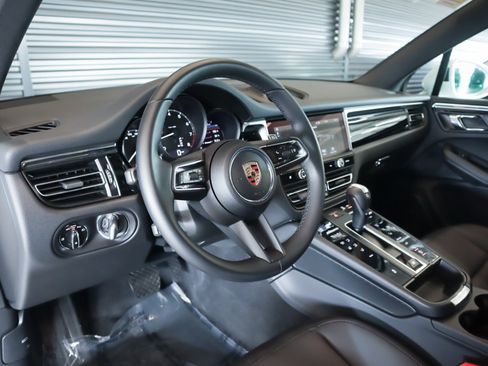 Used 2025 Porsche Macan image 4