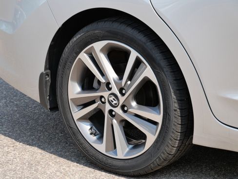 Used 2017 Hyundai Elantra Limited FWD image 15