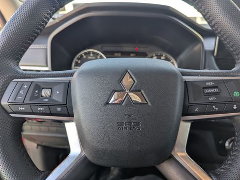 Used 2025 Mitsubishi Outlander SE image 24