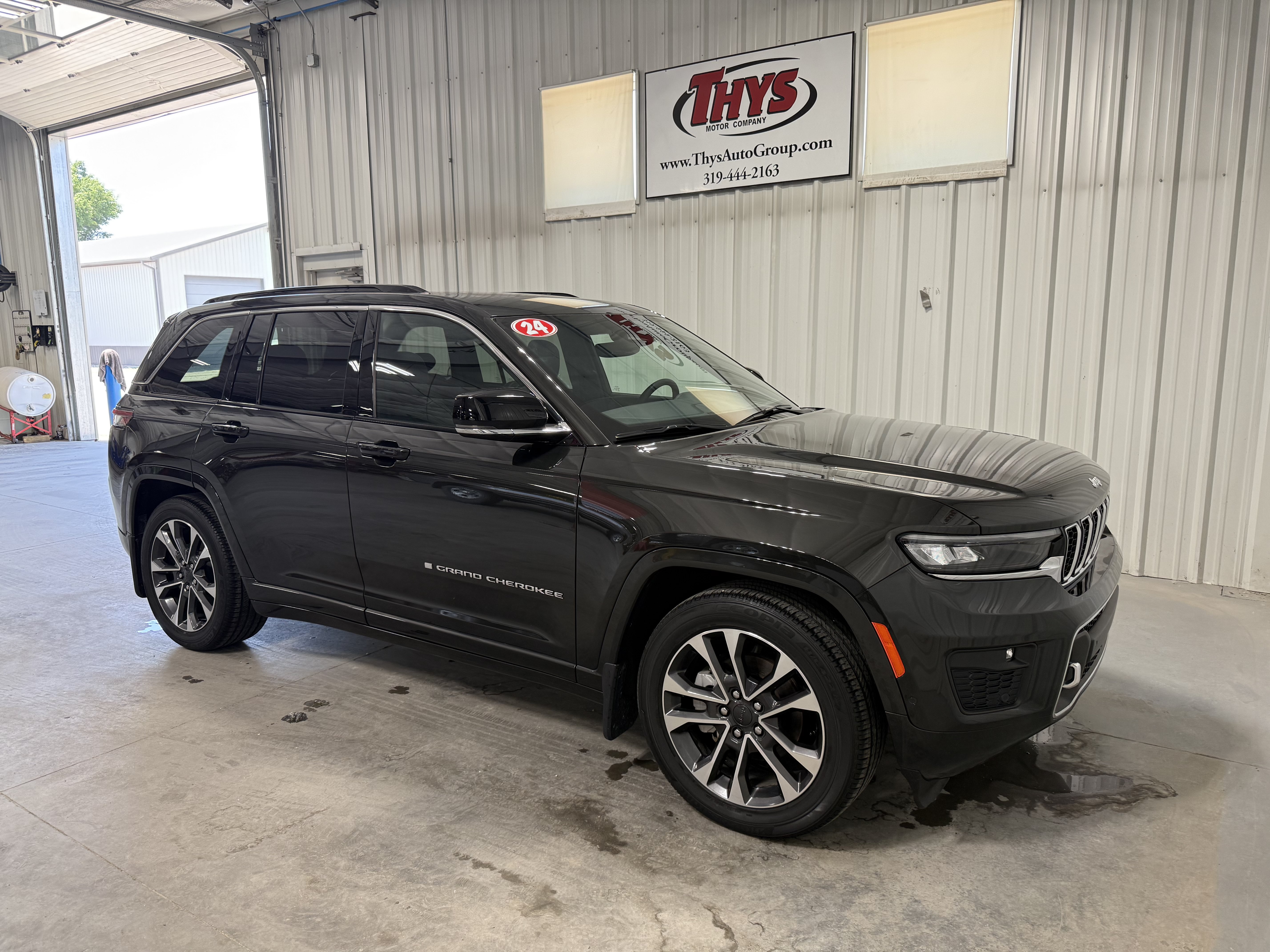 Used 2024 Jeep Grand Cherokee Overland w/ Trailer Tow Package AWD/4WD image 1