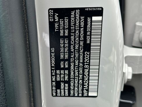 Certified 2022 Porsche Macan AWD/4WD image 29