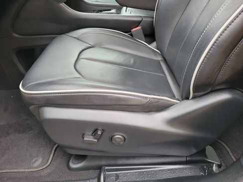 Used 2025 Chrysler Pacifica Limited image 5