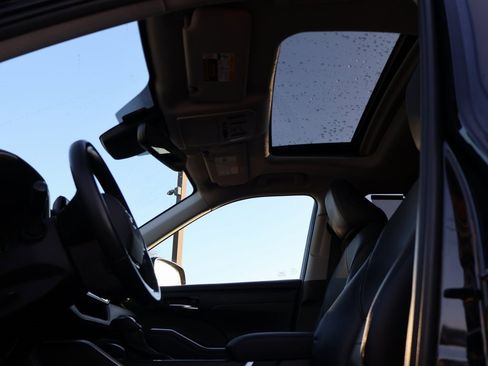 Used 2020 Toyota Highlander XLE image 37