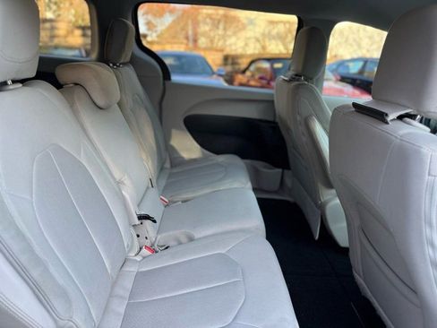 Used 2017 Chrysler Pacifica Touring image 16