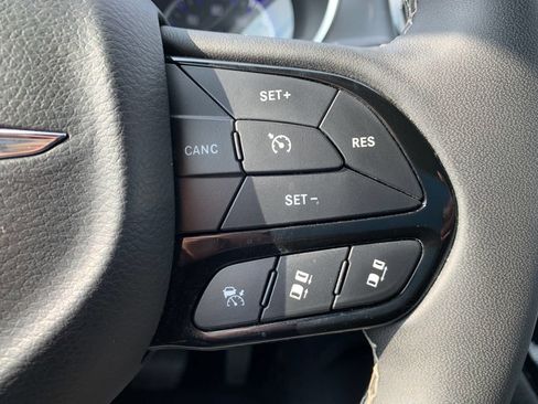 Used 2025 Chrysler Pacifica Limited FWD image 25