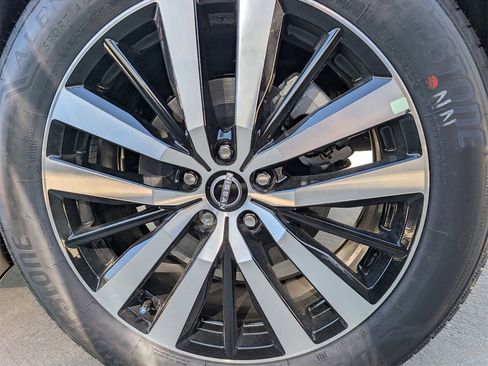 New 2025 Nissan Pathfinder Platinum w/ Black Appearance Package image 6