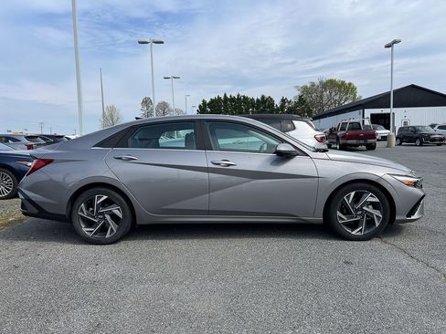 Used 2024 Hyundai Elantra Limited FWD image 7