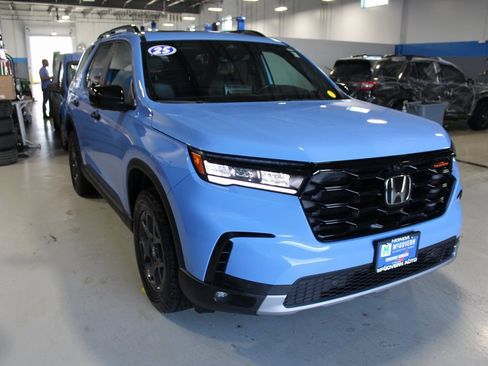 Used 2025 Honda Pilot TrailSport image 4