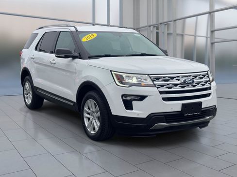 Used 2019 Ford Explorer XLT w/ Equipment Group 202A AWD/4WD image 2