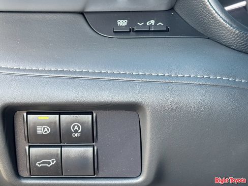 Certified 2025 Toyota Highlander LE FWD image 33