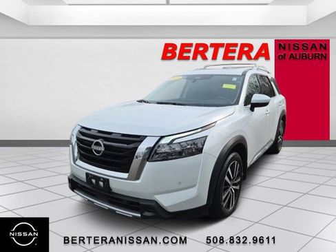 Used 2025 Nissan Pathfinder Platinum image 5