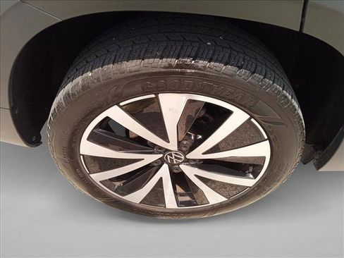 Used 2024 Volkswagen Taos SE FWD image 11