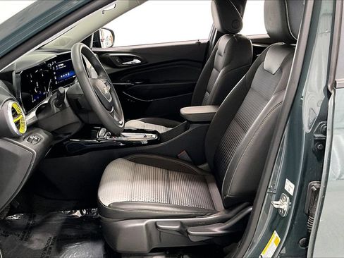 Used 2025 Chevrolet Trax LT FWD image 18