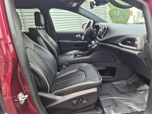 Used 2021 Chrysler Pacifica Limited w/ Uconnect Theater Family Group FWD image 29