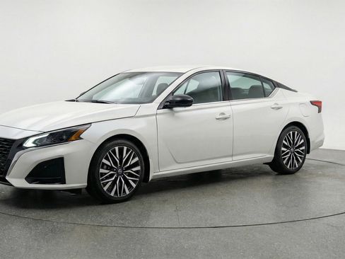 Used 2025 Nissan Altima 2.5 SV image 3