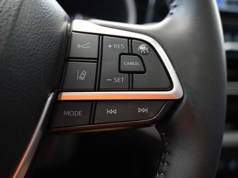 Used 2023 Toyota Highlander XLE FWD image 12