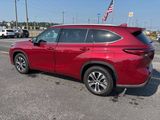 Used 2020 Toyota Highlander XLE image 2