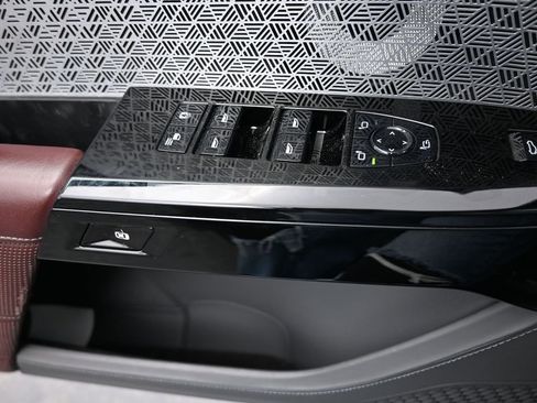 Used 2023 BMW 760i xDrive image 41