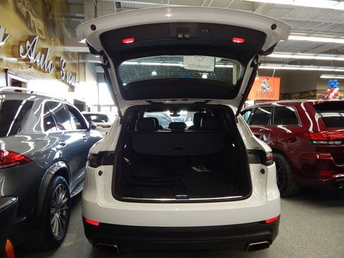 Used 2024 Porsche Cayenne image 6