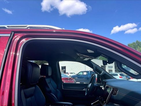 Used 2024 Jeep Wagoneer L Series II w/ Flexible Seating Group AWD/4WD image 23