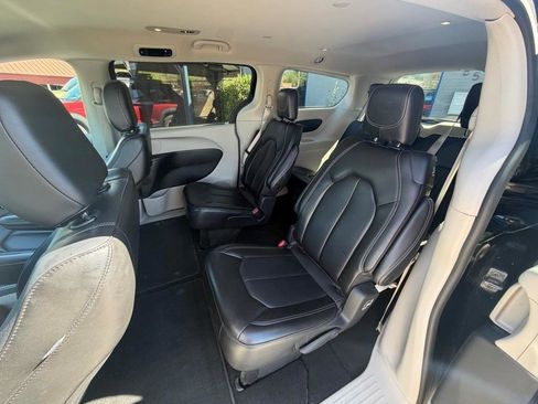 Used 2023 Chrysler Pacifica Touring-L image 11
