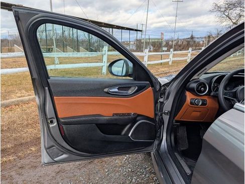 Used 2019 Alfa Romeo Giulia Sprint w/ Cold Weather Package image 9