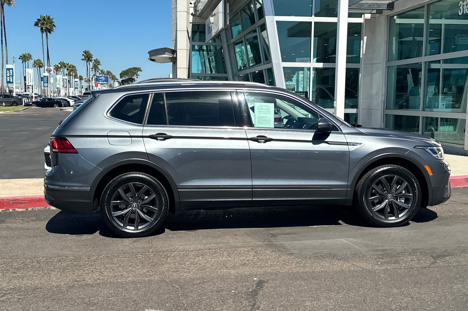 Used 2023 Volkswagen Tiguan SE FWD image 3