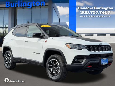 Used 2025 Jeep Compass Trailhawk AWD/4WD image 8