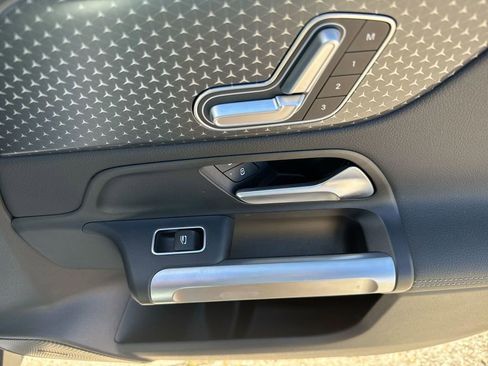 Used 2024 Mercedes-Benz EQB 250+ image 33