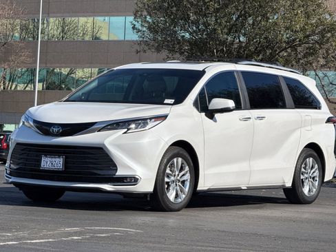 Used 2025 Toyota Sienna Limited image 8