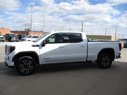 Used 2025 GMC Sierra 1500 AT4 w/ AT4 Premium Package AWD/4WD image 4