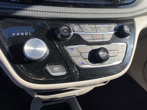 Used 2023 Chrysler Pacifica Touring-L image 18