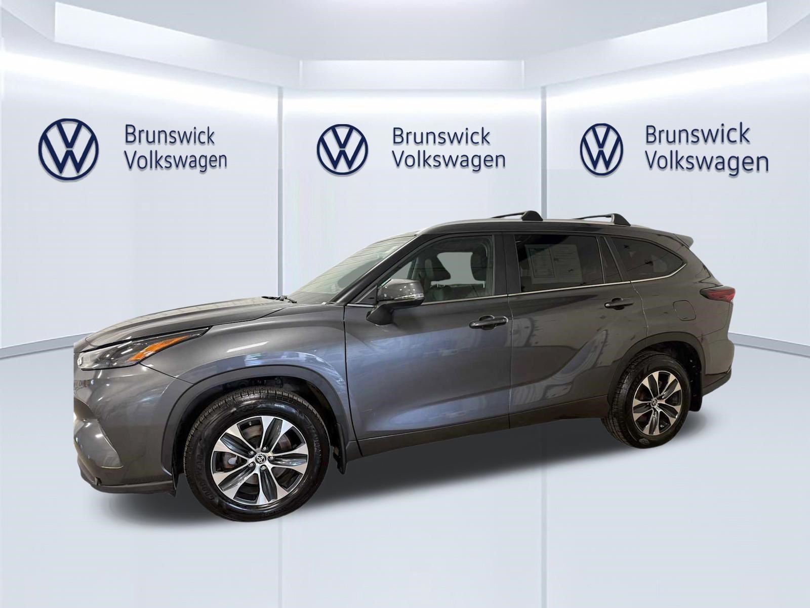 Used 2024 Toyota Highlander XLE AWD/4WD image 3