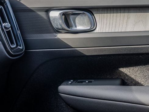 Used 2025 Volvo XC40 B5 Plus image 14