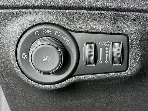 Used 2018 Jeep Compass Latitude w/ Popular Equipment Group image 17