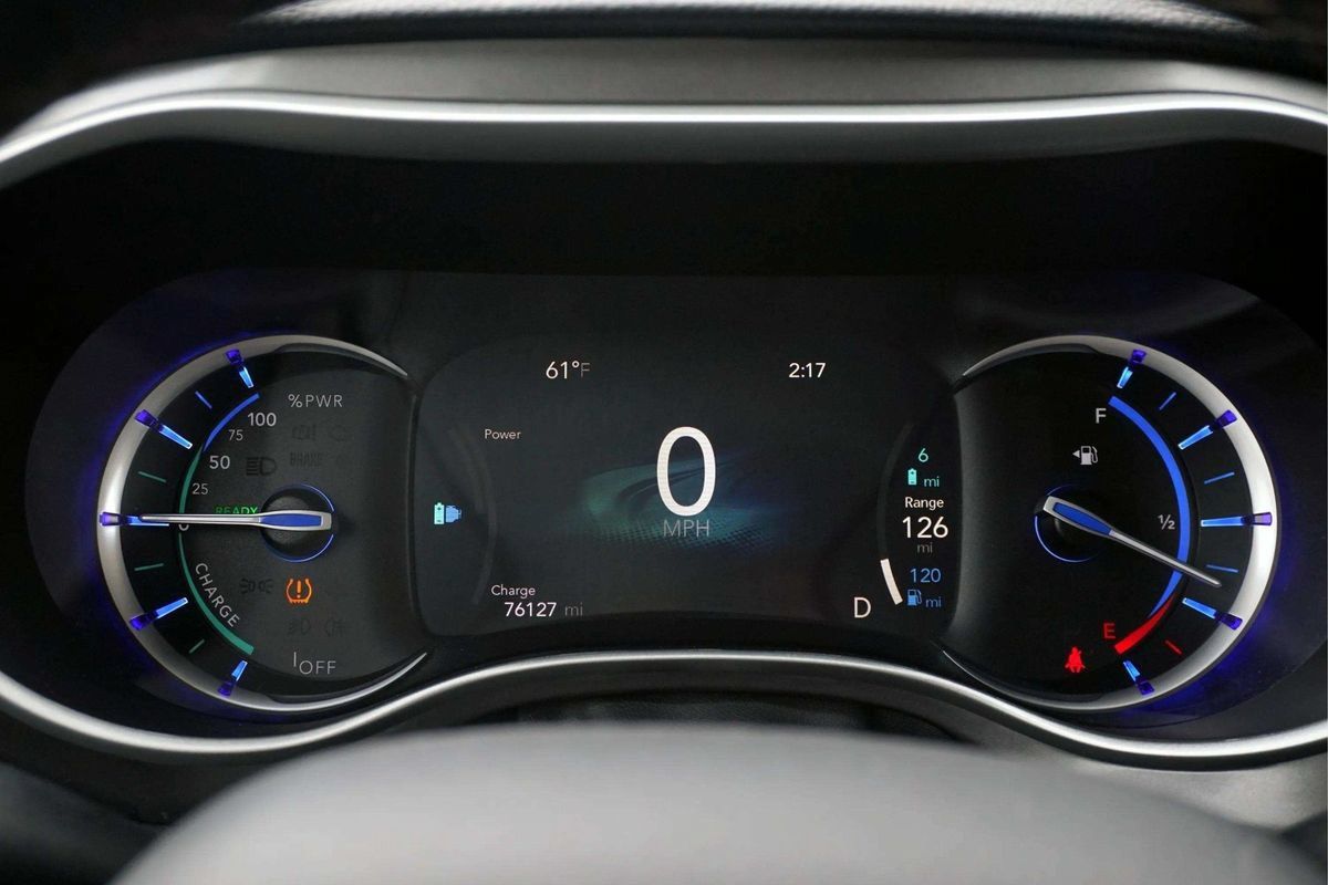 Used 2023 Chrysler Pacifica Touring-L FWD image 28