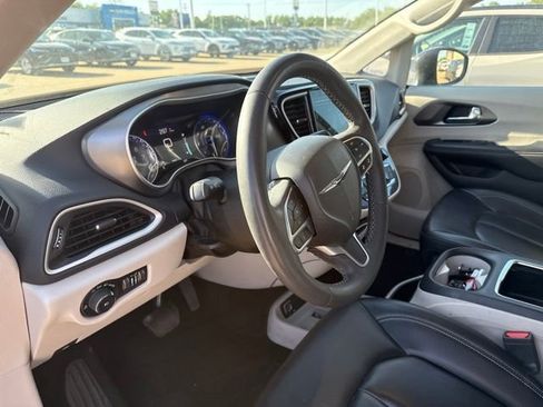 Used 2023 Chrysler Pacifica Touring-L FWD image 11